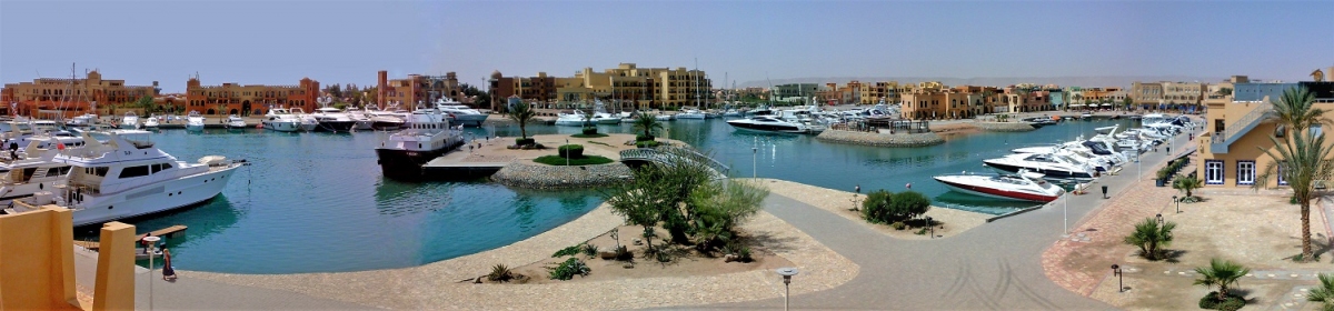 Panorama der Abu Tig Marina in El Gouna (Oceco (Wikimedia))  CC BY-SA 
Informazioni sulla licenza disponibili sotto 'Prova delle fonti di immagine'